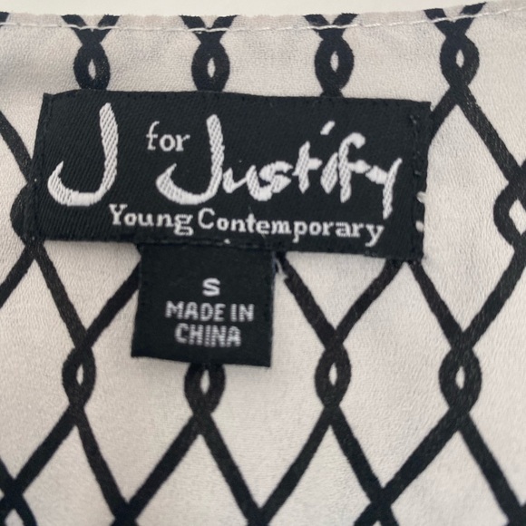 2/20$ Cinch waist black and white printed blouse - Picture 3 of 3